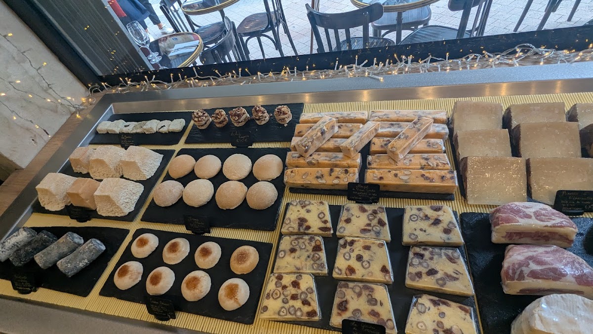 Comptoir de fromages et charcuterie