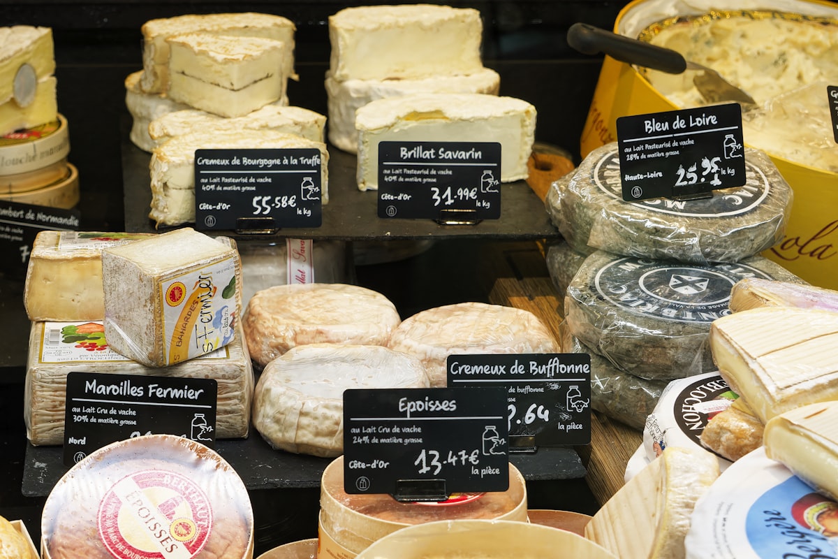 Étal de fromages de marché (photo d'illustration)